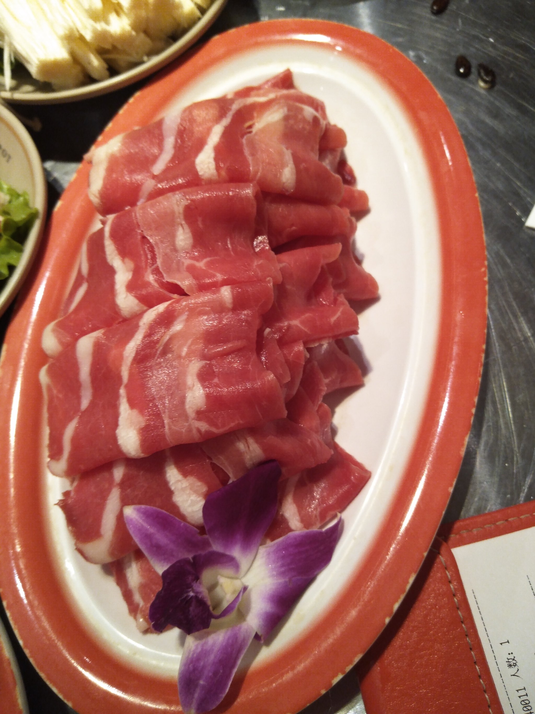 如何制作火锅必备的肉类拼盘